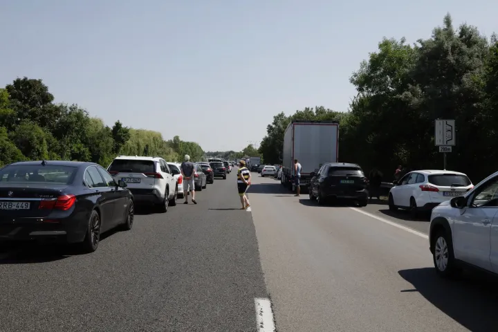Halálos baleset az M7-esen Lepsénynél: átszakította a szalagkorlátot egy autó, nagy a torlódás