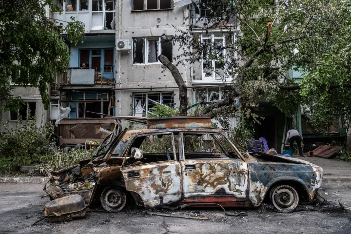 Kiégett autó Szlovjanszkban, miután az orosz erők 2022. május 30-án és 31-én is lőtték a várost. Akkor négyen meghaltak, hatan megsebesültek – Fotó: Virginie Nguyen Hoang / Hans Lucas / Hans Lucas via AFP