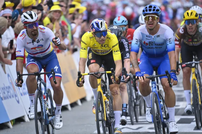 Dylan Groenewegen (jobbra) nyerte a Tour de France 3. szakaszát, a bal szélen Peter Sagan az őt kiszorító sárga trikót Wout van Aertre mutogat – Fotó: David Stockman/AFP
