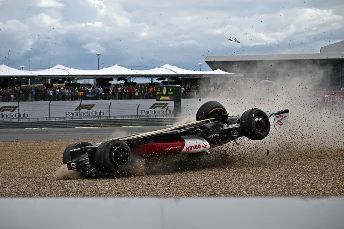 Carlos Sainz nyerte az ijesztő balesettel induló Brit Nagydíjat, Verstappen csak 7. lett