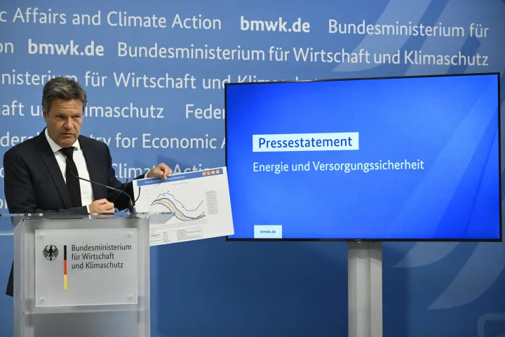 Robert Habeck német gazdasági és éghajlatvédelmi miniszter mutatja a gáztárolók szintjének előrejelzését tartalmazó grafikont, miközben az energiaellátás biztonságáról tart sajtótájékoztatót, 2022. június 23-án – Fotó: Tobias Schwarz / AFP