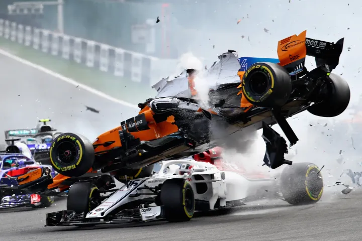 Az első F1-baleset, amiben szerephez jutott a glória: Leclerc és Alonso ütközése a 2018-as Belga Nagydíjon – Fotó: Mark Thompson / Getty Images