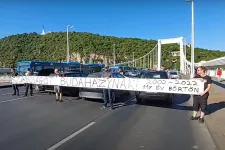 Kocsikkal blokkolták az Erzsébet hidat a hétfő reggeli csúcsban
