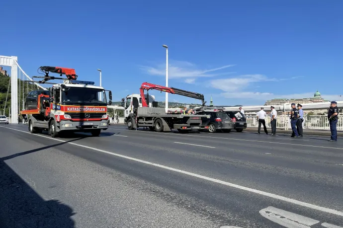 Autómentőkkel vitték el a hídról a tüntetők autóit – Fotó: Ostyáni János / Telex