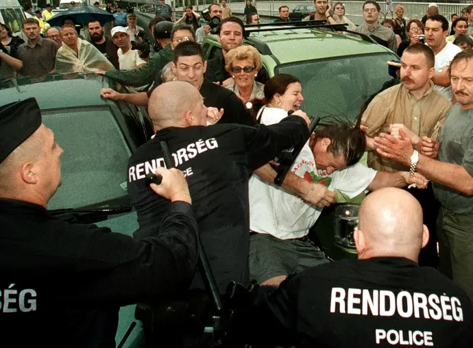 Budaházy Györgyöt ütik a rendőrök a 2002-es hídfoglaláson – Fotó: Kisbenedek Attila / AFP