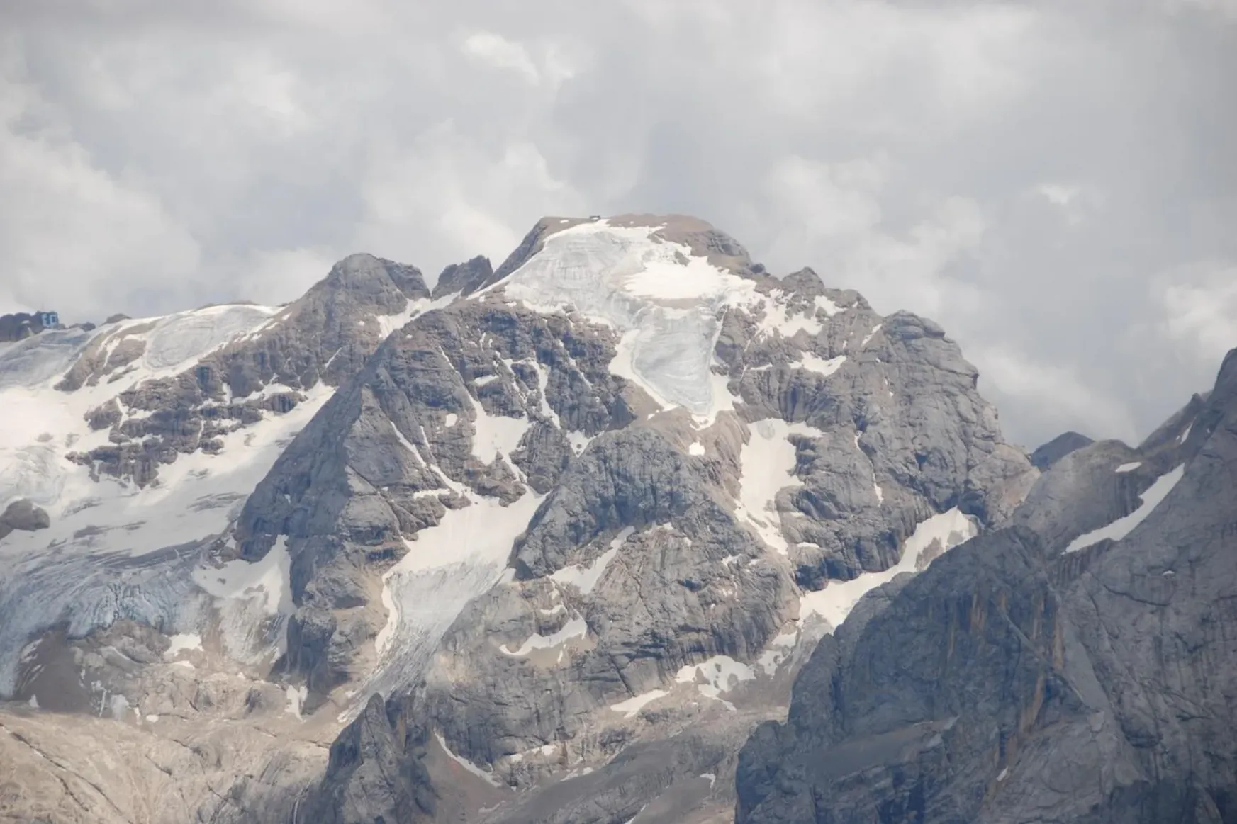 Frissítés: Legalább hatan meghaltak az észak-olaszországi jégcsuszamlás következtében; a 3 eltűntnek hitt román hegymászót megtalálták