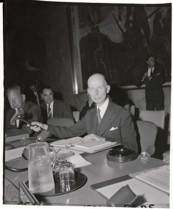 E. N. Van Kleffens, az ENSZ-közgyűlés egykori elnöke a kalapáccsal a kezében 1954-ben – Fotó: Bettmann / Getty Images