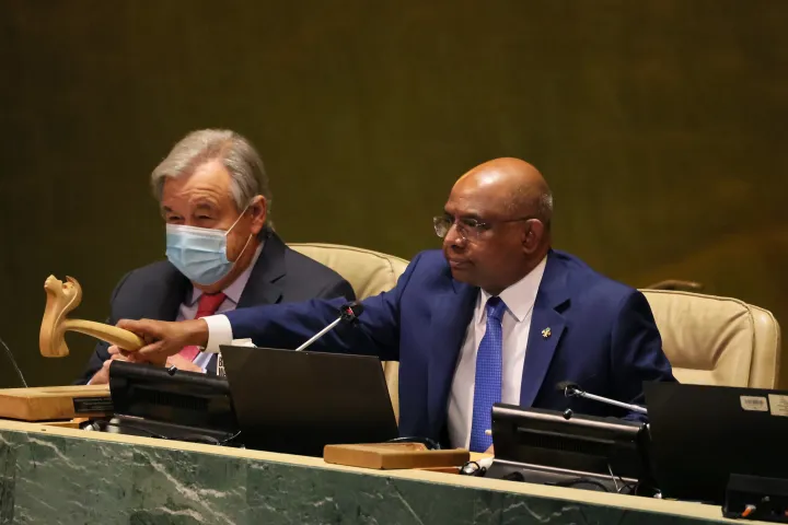 António Guterres, az ENSZ főtitkára nézi, ahogy Abdulla Shahid, az ENSZ Közgyűlésének elnöke a kalapács másolatával jelzi az ENSZ rendkívüli ülésének kezdetét, 2022. március 2-án, New Yorkban, ahol megszavazták Oroszország elszigetelését, miután az lerohanta Ukrajnát – Fotó: Michael M. Santiago / Getty Images