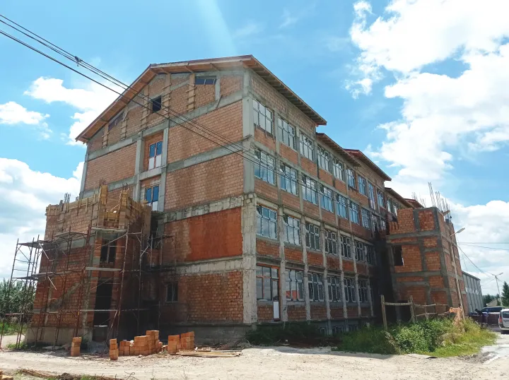 A több mint harminc éve épülő iskola épülete – Fotó: Tőkés Hunor / Transtelex