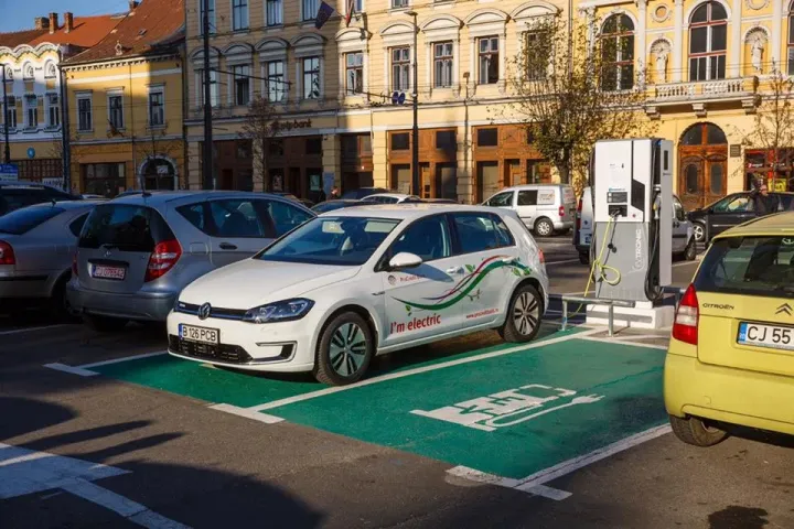 Elektromos töltőállomás egy központi parkolóban, Kolozsváron – Fotó: Kolozsvár Önkormányzatának Facebook-oldala