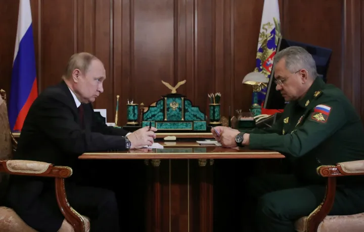 Vlagyimir Putyin most már nem a hosszú asztalánál fogadja a védelmi minisztert – Fotó: Mikhail Klimentyev / Kremlin / Sputnik via Reuters