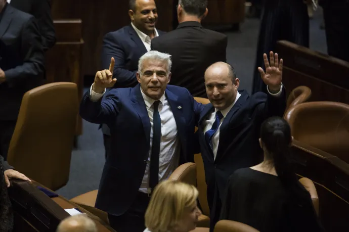Naftali Bennett és Jaír Lapid külügyminiszter gesztusokat tesz, miután a parlament megszavazta az új kormányt 2021. június 13-án – Fotó: Amir Levy / Getty Images
