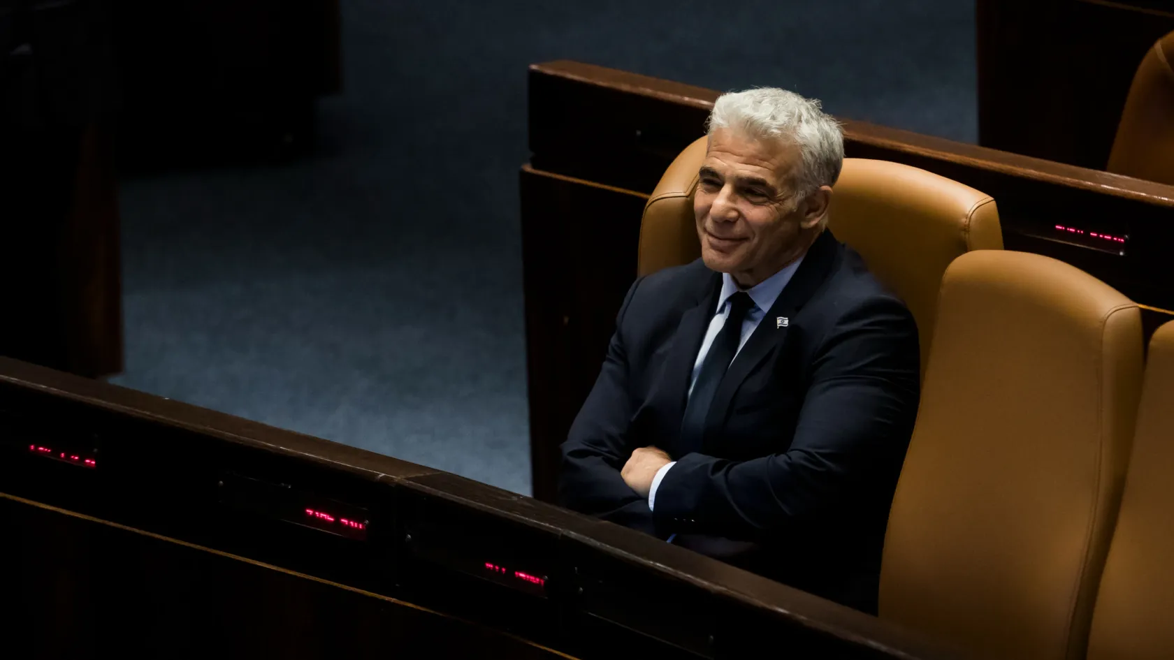 A magyar származású új izraeli kormányfő ugyanúgy mozog gazdasági szereplők között, mint egy tel-avivi diszkóban