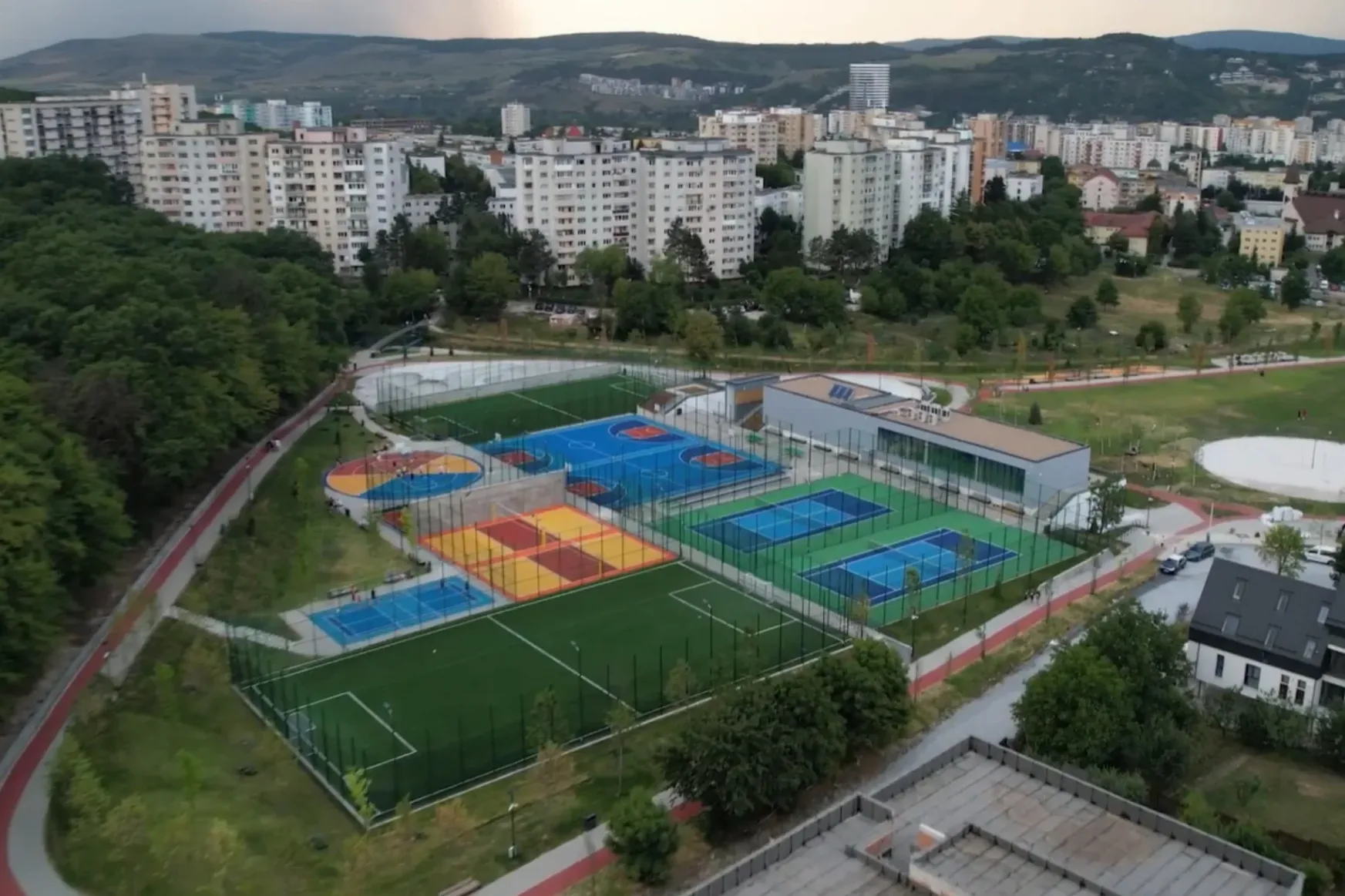 Sportpályák, játszóterek és zöldterület – négy hektáros parkot adott át Kolozsvár önkormányzata