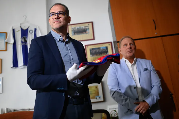 Mezátvevő ember mezzel – Fotó: Bődey János / Telex