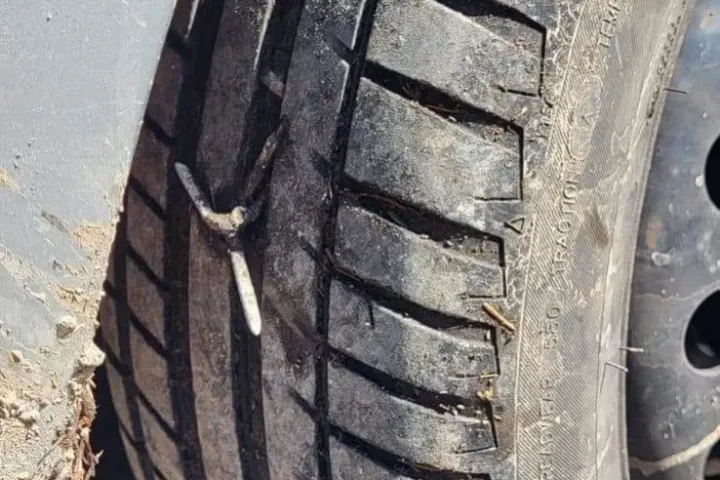Egyesek vassulymokat helyeztek ki ismét a Kelemen-havasokban, több autó és motor kerekét szúrták ki