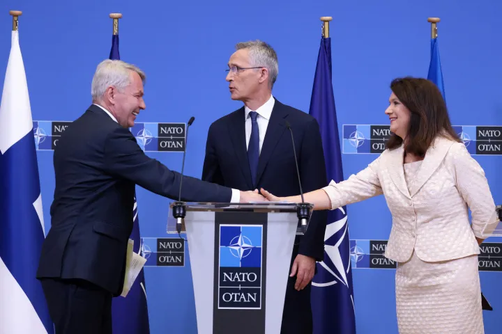 Pekka Haavisto finn külügyminiszter kezet fog Ann Linde svéd kollégájával Jens Stoltenberg NATO-főtitkár előtt – Fotó: Kenzo Tribouillard / AFP