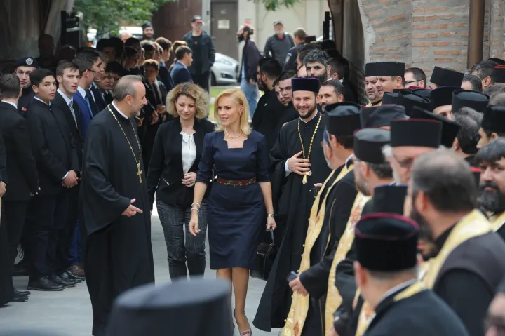 Gabriela Firea gyakran mutatkozik az ortodox egyház képviselőinek társaságában – Fotó: Mihai Dragos Georgescu / Agerpres Photo