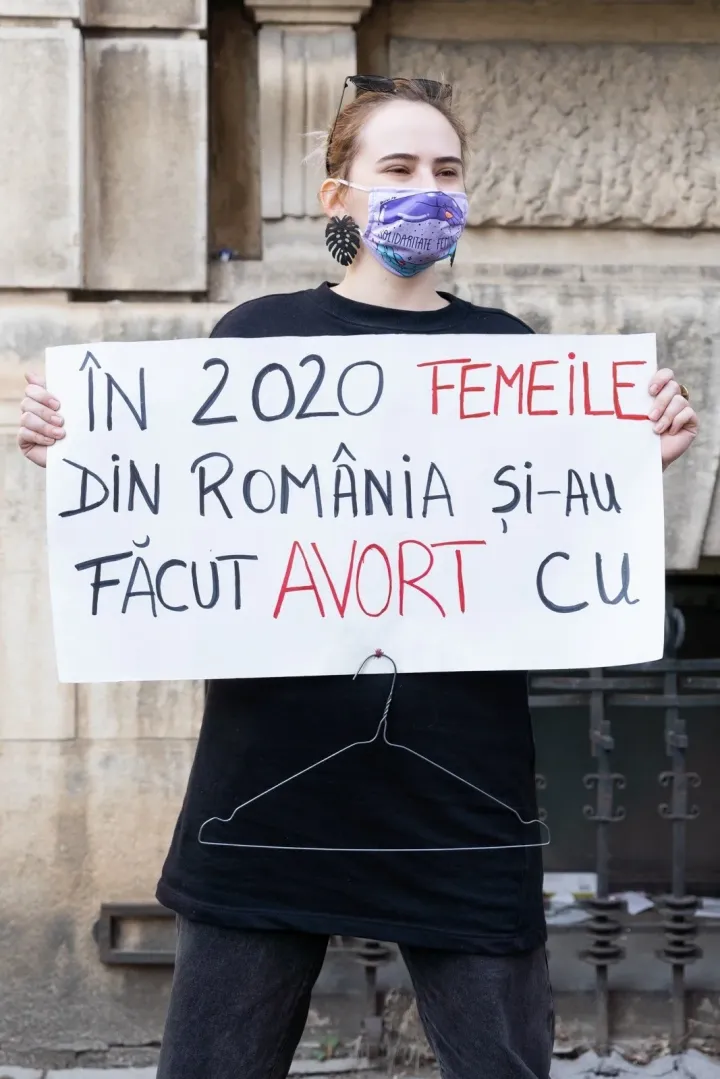 Andrada Cilibiu, az abortusz joga mellett áll ki, 2022. márc. 8-án – Fotó: A. Cilibiu személyes archívuma
