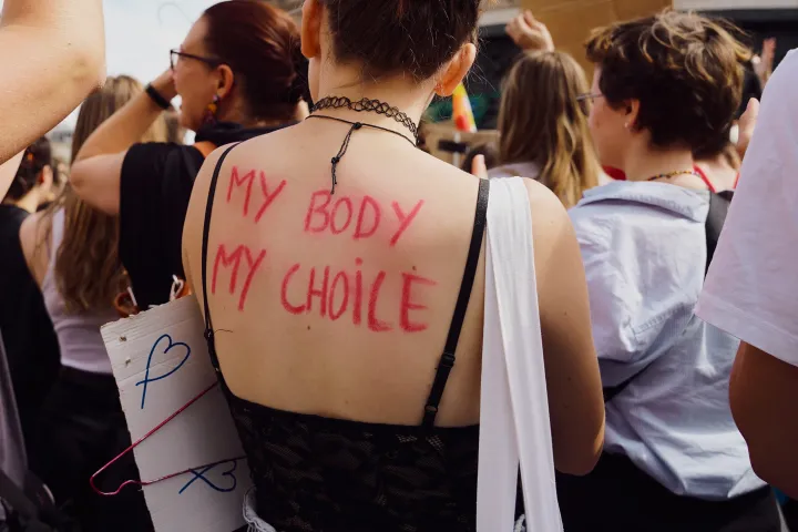 Ugyanaz az üzenet, két teljesen különböző értelmezés: a fenti fotón az abortuszellenes törvényre reakció, alatta pedig a kötelező oltakozásra – Fotó: Pauline Tournier / Hans Lucas / AFP – Artur Widak / Nurphoto / AFP