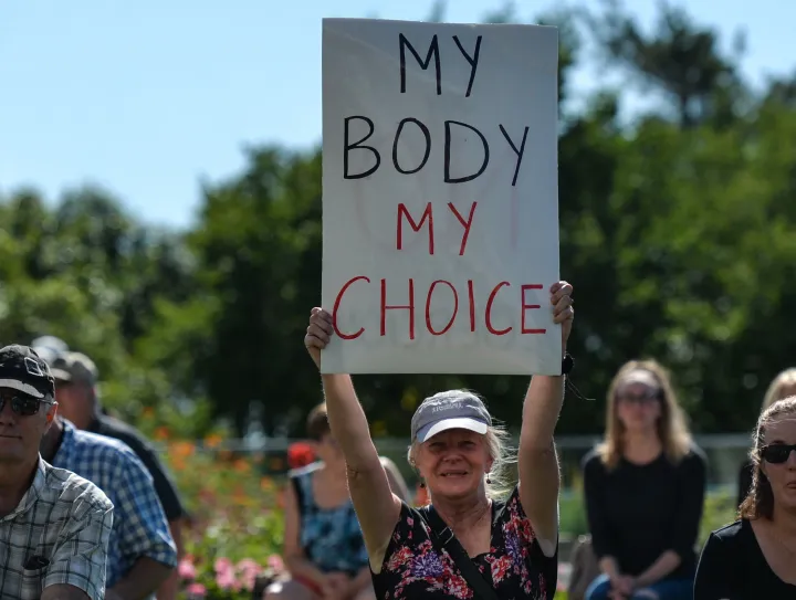 Ugyanaz az üzenet, két teljesen különböző értelmezés: a fenti fotón az abortuszellenes törvényre reakció, alatta pedig a kötelező oltakozásra – Fotó: Pauline Tournier / Hans Lucas / AFP – Artur Widak / Nurphoto / AFP