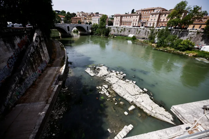 Az ókori Rómában, Nero császár idején épített híd romjai bukkantak elő az alacsony vízállású Tevere folyó medréből, Rómában, Olaszországban, 2022. június 21-én – Fotó: REUTERS/ Yara Nardi 