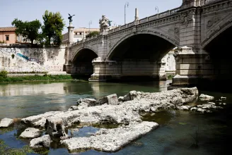 Olyan alacsony a Tevere vízszintje Rómában, hogy egy ókori híd romjai bukkantak elő a folyóból