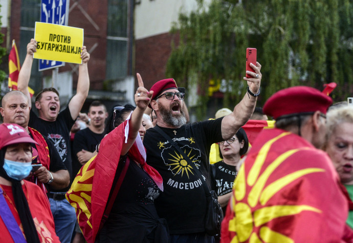 Balkán: az egyik kormány már belebukott a békítésbe, a másikat az utcáról akarják elzavarni