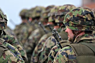 Egy EU-tagállam ismét bevezeti a kötelező katonai szolgálatot