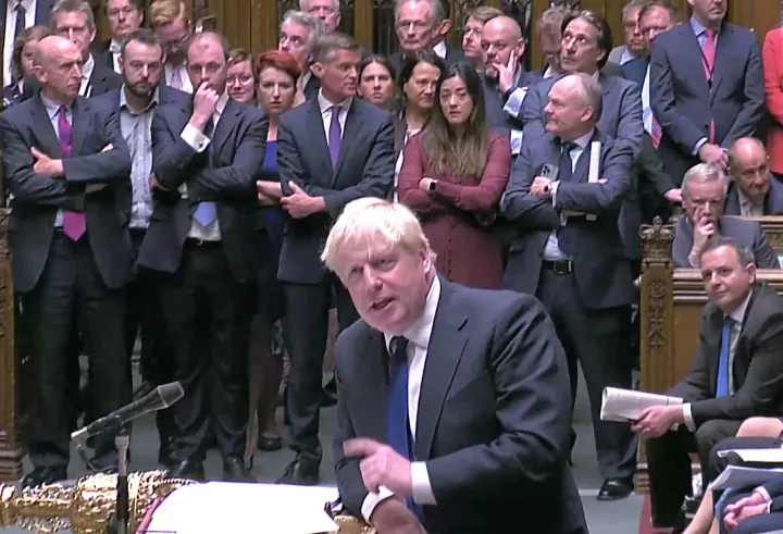 Boris Johnson képviselői kérdésekre válaszol a brit parlamentben szerdán – Fotó: Reuters TV via Reuters