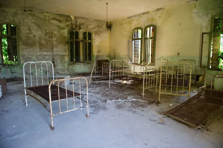 Ágyak és bútorok az elhagyott povegliai elmegyógyintézet egyik hálótermében – Fotó: Marco Secchi / Getty Images