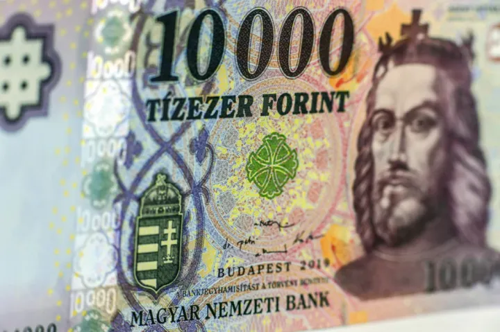 The forint’s plunge continues: 1 euro worth 412 forints, and 1 USD worth 403 forints
