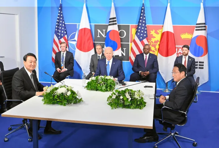 Kisida Fumio japán miniszterelnök, Joe Biden amerikai elnök és Jun Szogjol dél-koreai elnök megbeszélést tart a NATO-csúcs margóján, Madridban, 2022. június 29-én – Fotó: Pool For Yomiuri / Yomiuri / AFP