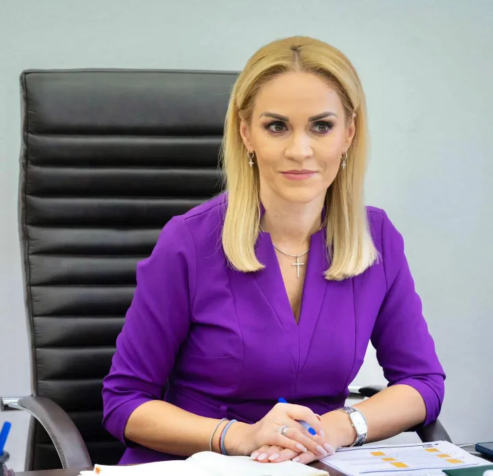 Gabriela Firea gyakran mutatkozik nyakában kereszttel – Fotó: Gabriela Firea Facebook-oldala