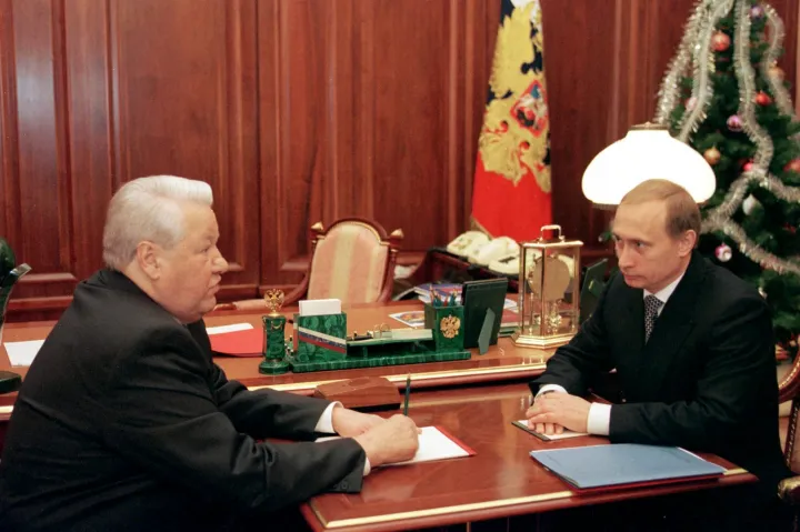 Jelcin és Putyin találkozója 1999. december 31-én, miután az elnök bejelentette, hogy lemond, és ideiglenesen Vlagyimir Putyin miniszterelnök vezeti az országot a márciusi választásokig – Fotó: AFP