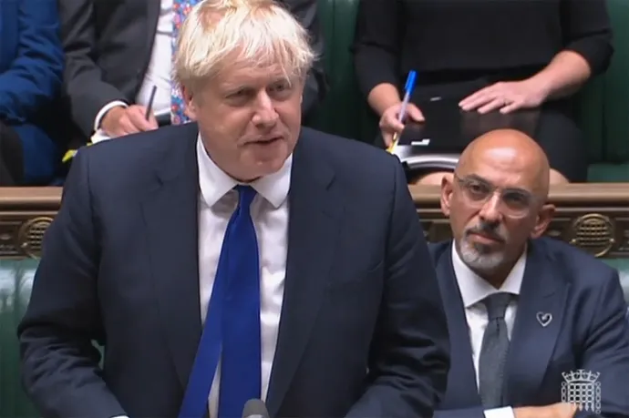 „Et tu Nadhim?” Boris Johnson a brit parlament szerdai ülésén. Mellette a néhány órával később ellene forduló, frissen kinevezett Nadhim Zahawi pénzügyminiszter – Fotó: Handout / AFP / PRU