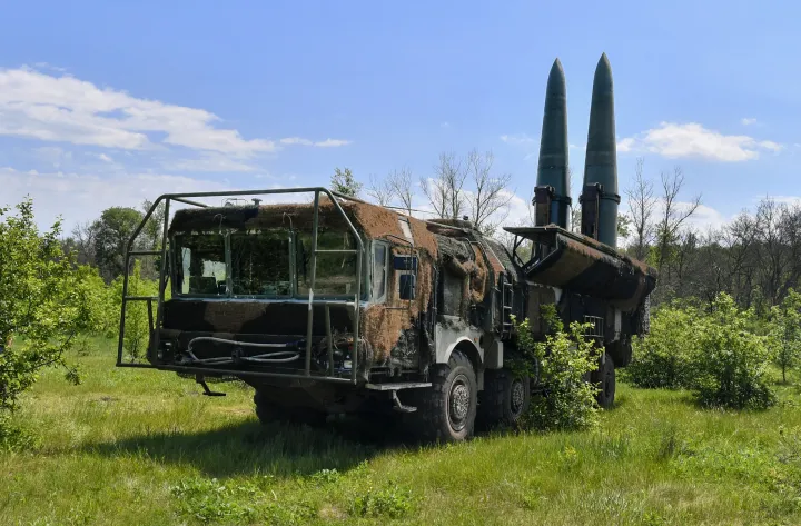 Az Ukrajnában folytatott háború során ismeretlen helyen készültségbe helyezett orosz Iszkander-M rakétaindító – Fotó: Ria Novosti / AFP