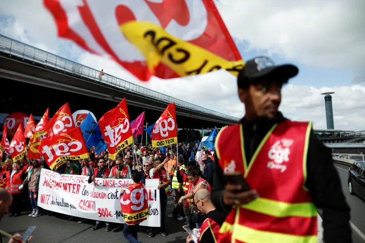 A párizsi Charles de Gaulle repülőtér dolgozói tiltakoznak az alacsony bérek miatt, 2022. június 9-én – Fotó: Benoit Tessier / Reuters