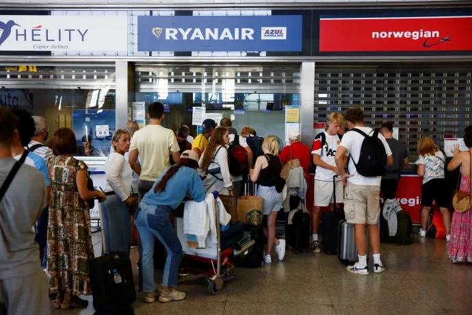 Információra várnak a Ryanair utasai a málagai repülőtéren, miután a légitársaság sztrájkja miatt törölték a járataikat – Fotó: Jon Nazca / Reuters