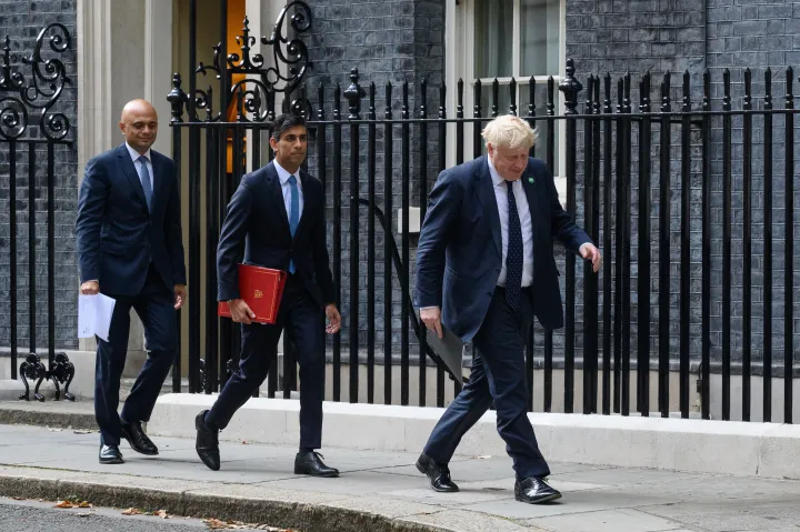 Sajid Javid egészségügyi miniszter, Rishi Sunak pénzügyminiszter és Boris Johnson sétál a Downing Street 9. felé 2021. szeptember 07-én – Fotó: Leon Neal / Getty Images