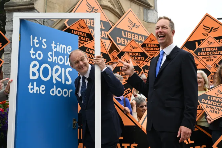 A centrista Liberális Demokraták, Ed Davey és Richard Foord újonnan megválasztott parlamenti képviselő az időközi választás után – Fotó: Justin Tallis / AFP