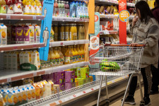Az infláció miatt egyre több a lopás, egy brit boltban már a sajttömbök is biztonsági csipogót kaptak