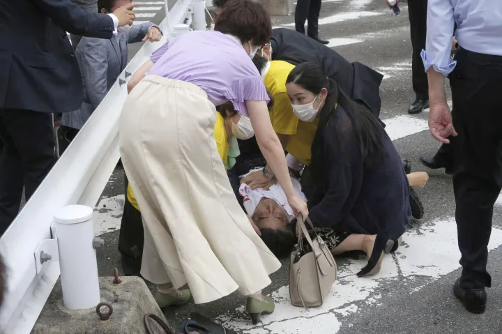 Kritikus állapotban van a kampánybeszéde közben meglőtt volt japán miniszterelnök, Abe Sinzó