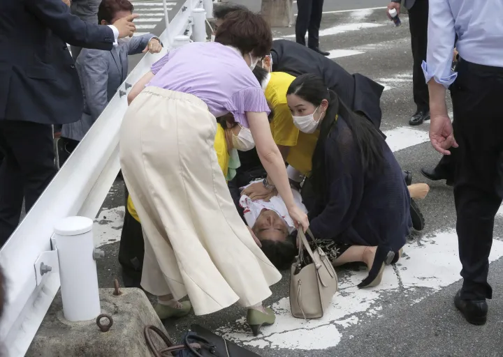 Abe Sinzót beszéde közben lőtték meg Narában – Fotó: Kyodo/Reuters