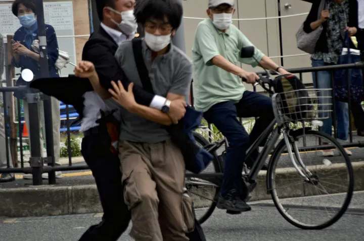 Az állítólagos merénylő elfogásának pillanata – Fotó: Kazuhiko Hirano / Yomiuri /AFP