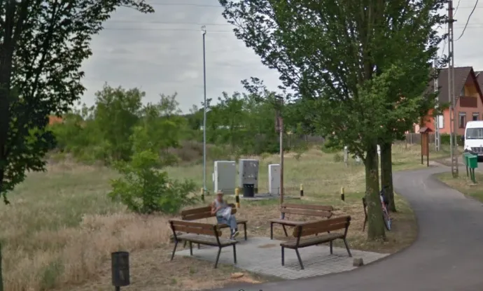 A Google Térkép utcaképe Hosszúpályiból, amelyik megörökítette Kis Sándort kedvelt pihenőhelyén