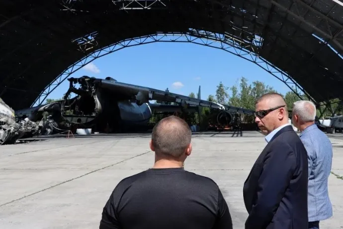 Romulus Ruszin-Szendi (in sunglasses) at the wreckage of what used to be the world's largest aircraft – Photo: General Staff of the Armed Forces of Ukraine / Facebook