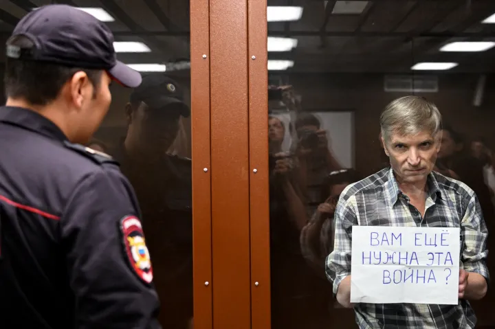 Alekszej Gorinov a bíróságon a „Szükségetek van még erre a háborúra?” feliratú táblával a kezében – Fotó: Kirill Kudryavtsev / AFP 