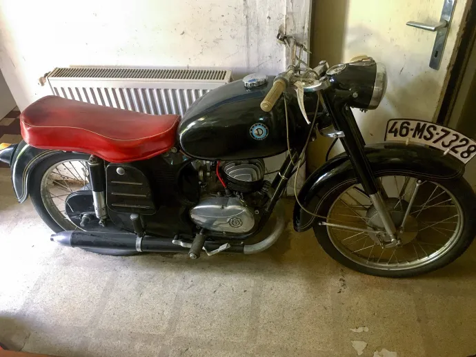 Tökéletesen működő motorbiciklik, előbbi 1961-ből, a narancs-fehér pedig 1959-ből – Fotó: Pacsó Norbert