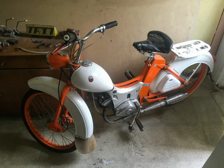 Tökéletesen működő motorbiciklik, előbbi 1961-ből, a narancs-fehér pedig 1959-ből – Fotó: Pacsó Norbert